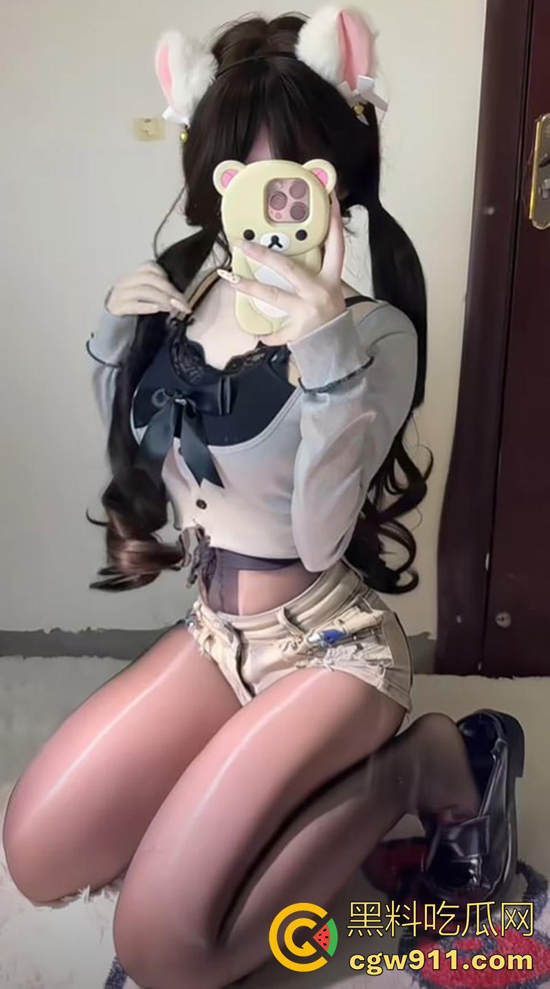 抖音嫩妹女菩萨【笨蛋小鱼】，大奶长腿身材极品，竟下海做福利姬，大号阳具爆插嫩穴，福利视频流出！-3