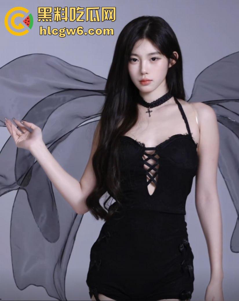 抖音376万粉丝网红『陈佳琪 』直播猫咪突然偷袭掀衣脱奶，白嫩巨乳一秒震撼全网，这意外太香了！-6