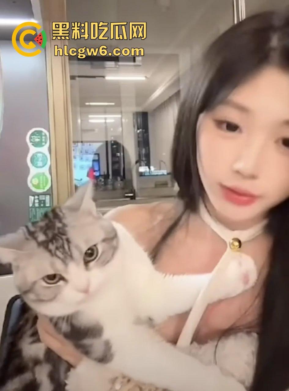 抖音376万粉丝网红『陈佳琪 』直播猫咪突然偷袭掀衣脱奶，白嫩巨乳一秒震撼全网，这意外太香了！-9