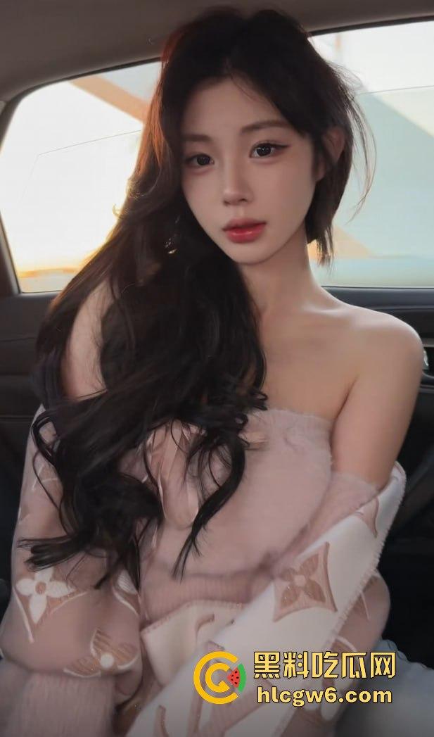 抖音376万粉丝网红『陈佳琪 』直播猫咪突然偷袭掀衣脱奶，白嫩巨乳一秒震撼全网，这意外太香了！-11