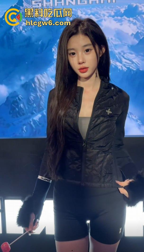 抖音376万粉丝网红『陈佳琪 』直播猫咪突然偷袭掀衣脱奶，白嫩巨乳一秒震撼全网，这意外太香了！-13