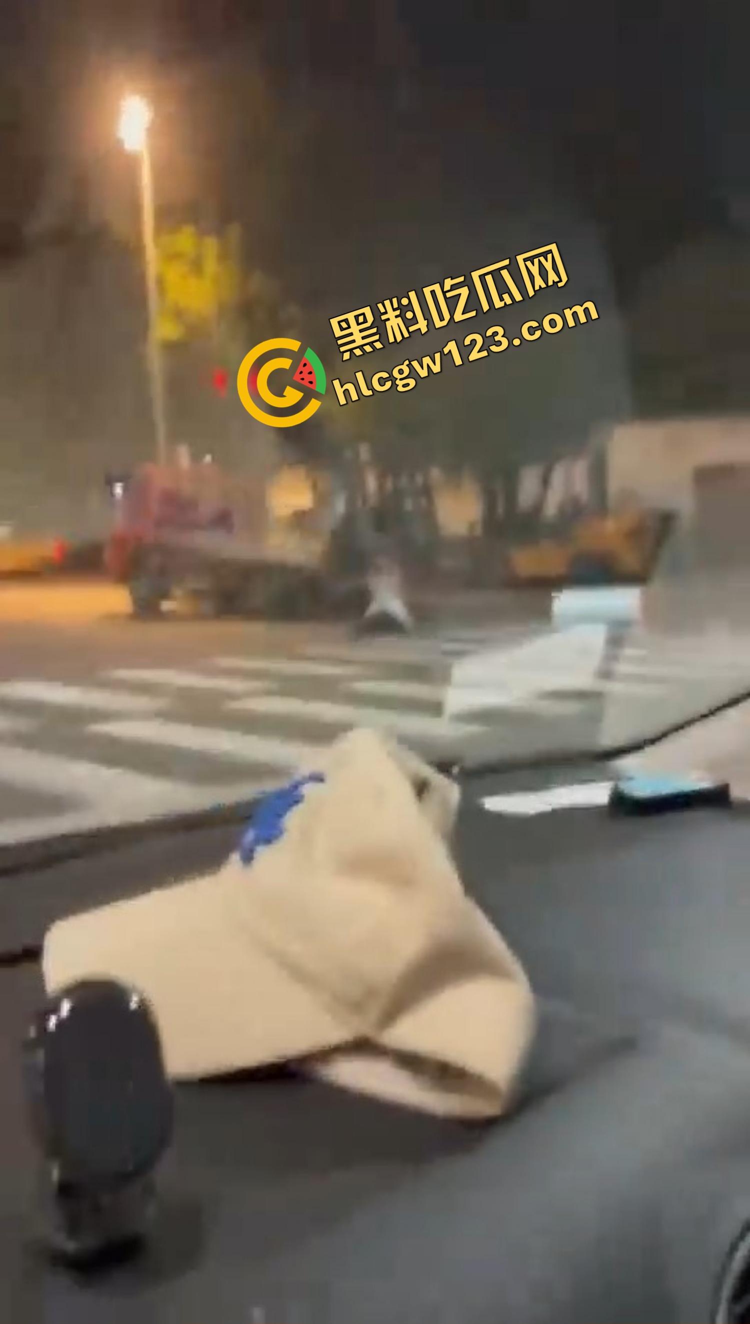 爱的有多深打得就有多狠，女的骑在男的身上连扇带踹，这会怎么没人说家暴了？龟男的痛谁替他说一句？-6