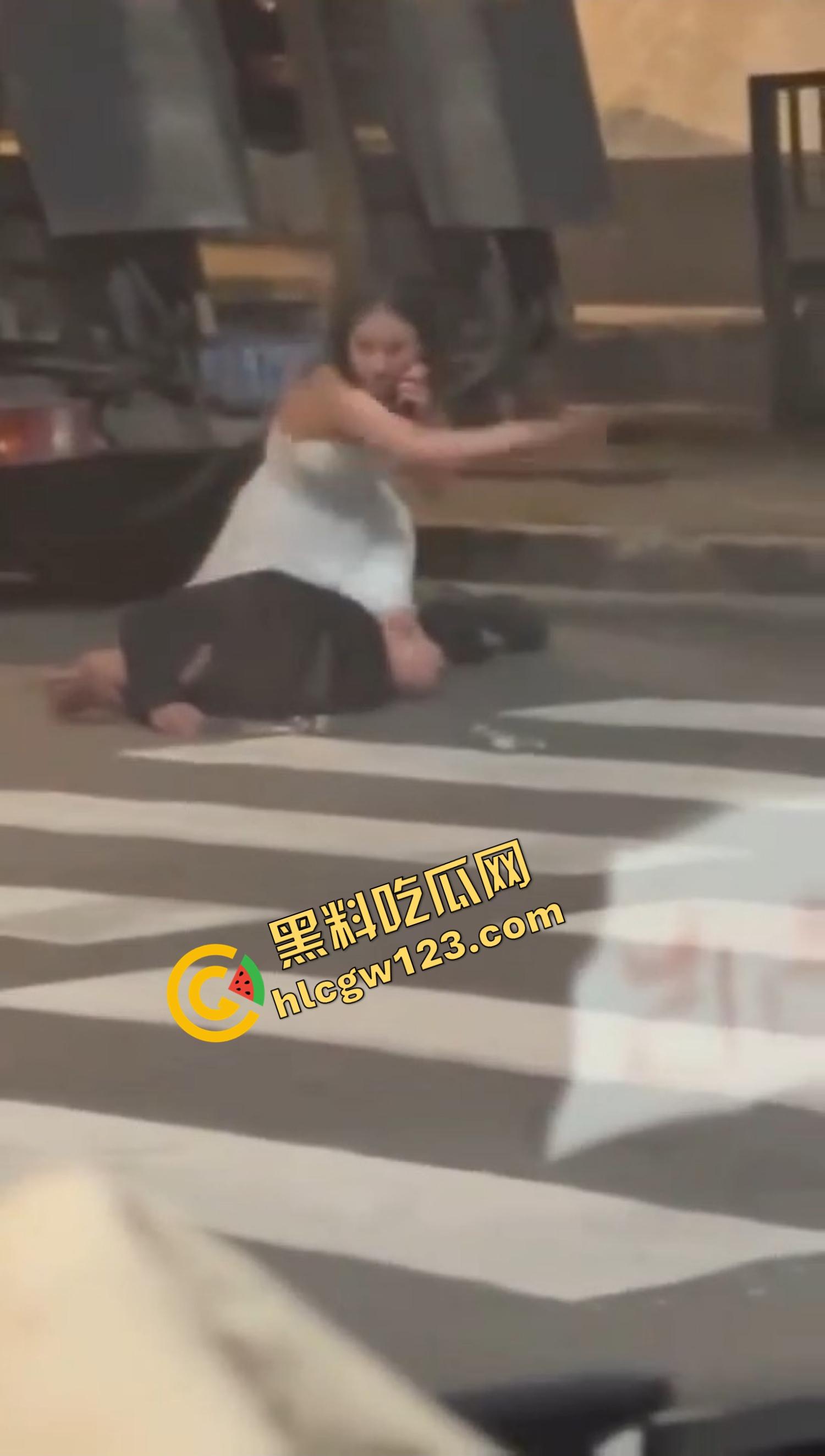 爱的有多深打得就有多狠，女的骑在男的身上连扇带踹，这会怎么没人说家暴了？龟男的痛谁替他说一句？-8