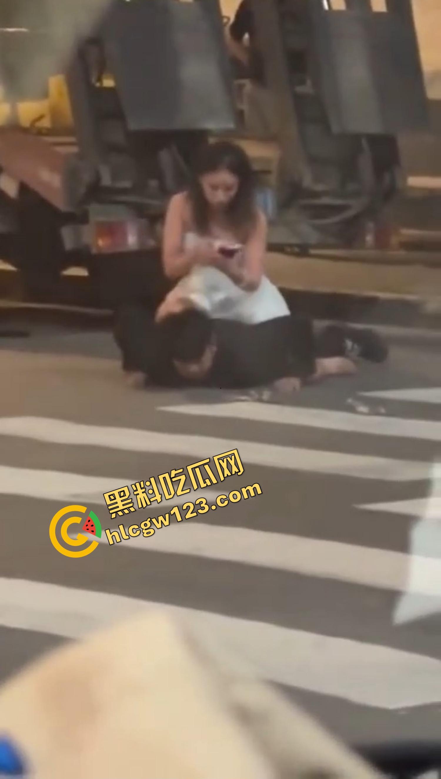 爱的有多深打得就有多狠，女的骑在男的身上连扇带踹，这会怎么没人说家暴了？龟男的痛谁替他说一句？-12