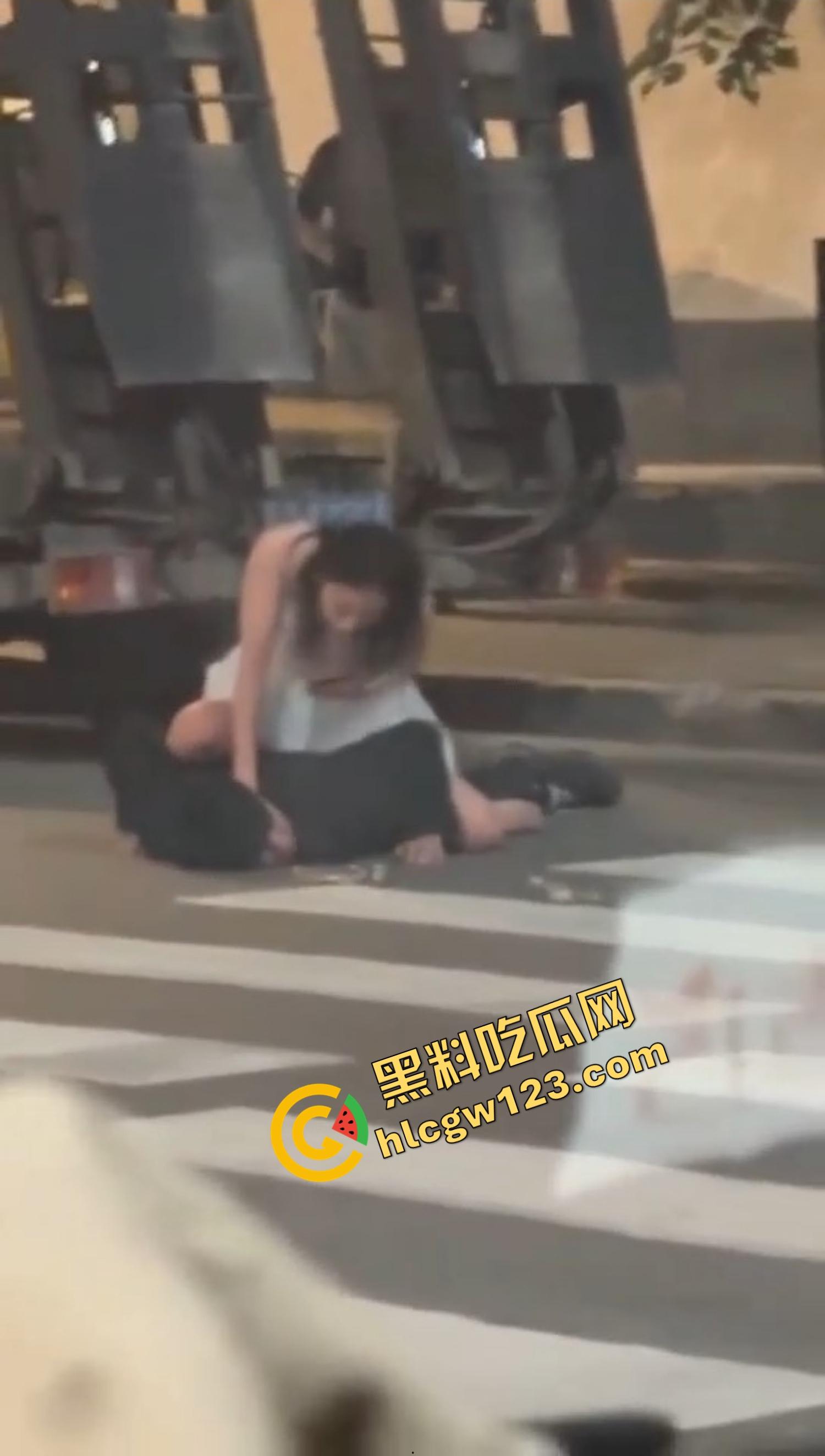 爱的有多深打得就有多狠，女的骑在男的身上连扇带踹，这会怎么没人说家暴了？龟男的痛谁替他说一句？-14