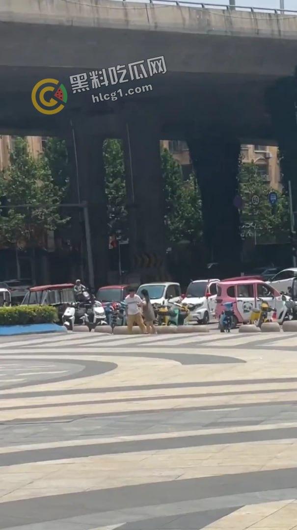 河南商丘街头闹剧！情侣为卖打字机大打出手，帅哥大战女友引围观！-5