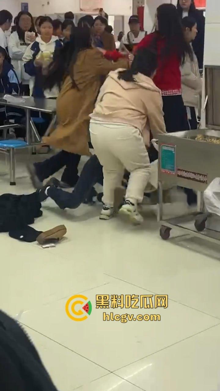 沈阳学院食堂女生打架现场堪比疯马秀 扒衣露奶相当刺激-3