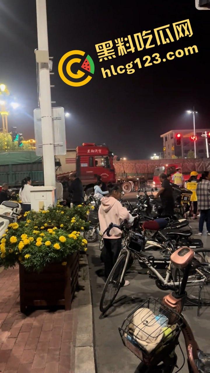 邯郸魏县北环大堵车，疑似挂车司机为伸冤硬堵路，现场一片混乱！-3