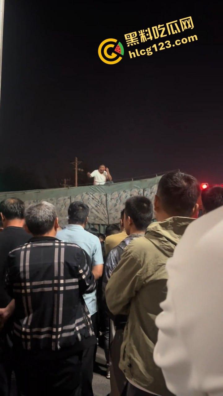 邯郸魏县北环大堵车，疑似挂车司机为伸冤硬堵路，现场一片混乱！-8