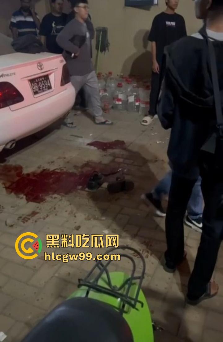 缅甸妙瓦底狗推放烟花庆祝 结果变身炸弹现场 短裙女友当场炸伤 这烟花是买到军火了？-5