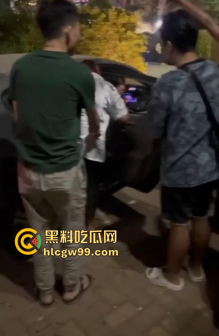 缅甸妙瓦底狗推放烟花庆祝 结果变身炸弹现场 短裙女友当场炸伤 这烟花是买到军火了？-6