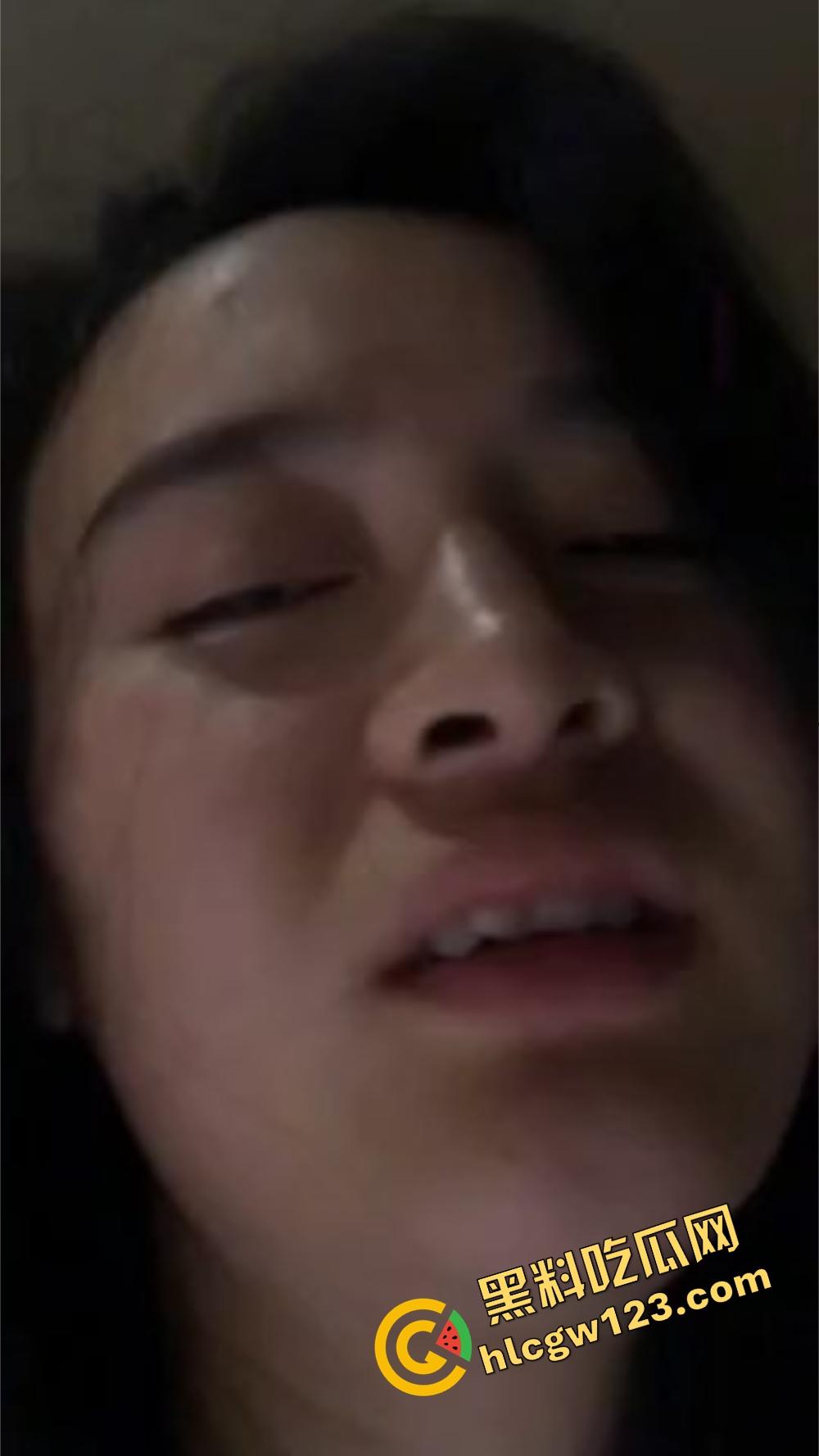 破处到底有多疼？妹子哭着咬被角，喊着别进了，疼得像被撕开，像是小穴在流血叫救命！-9