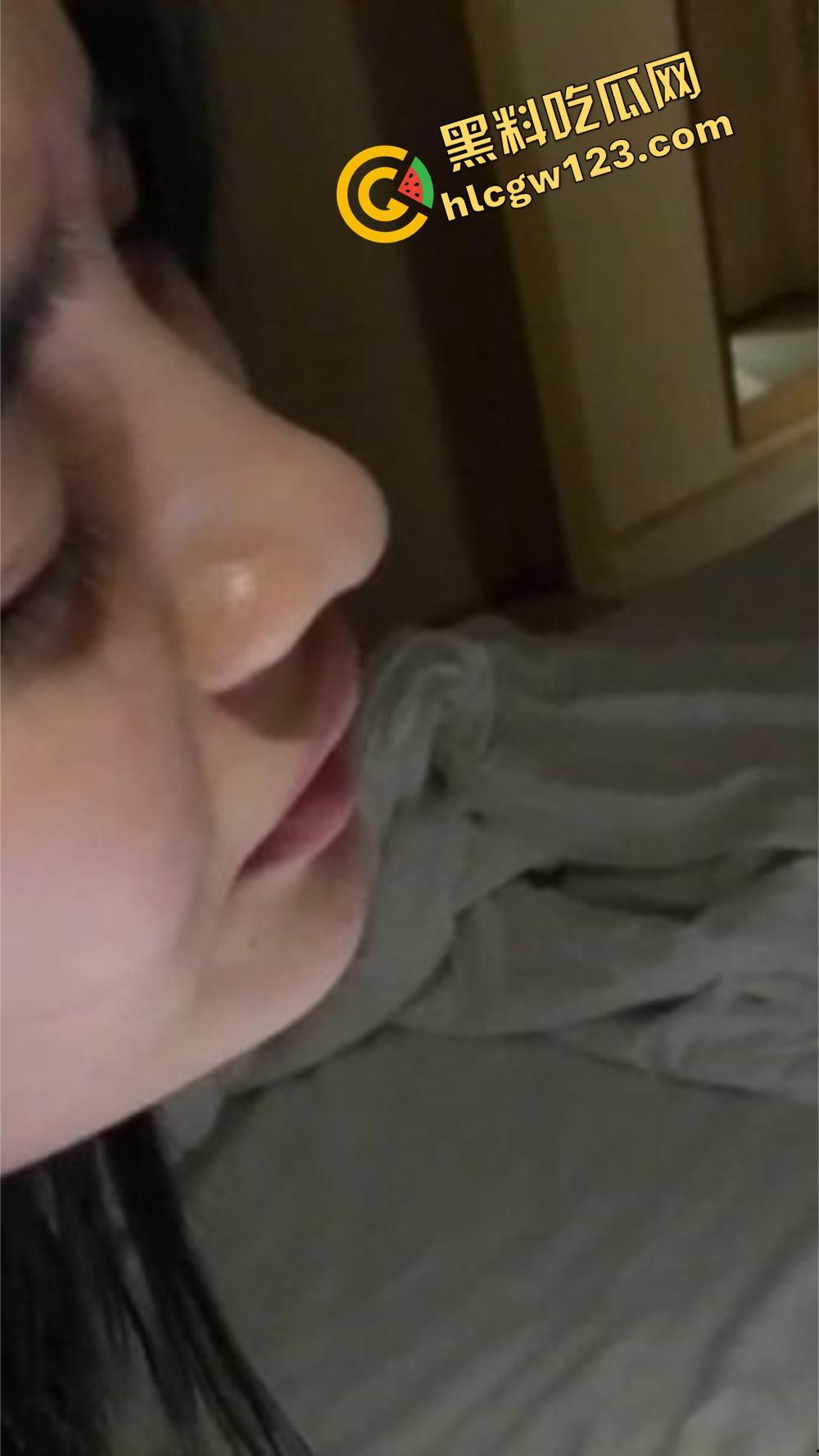 破处到底有多疼？妹子哭着咬被角，喊着别进了，疼得像被撕开，像是小穴在流血叫救命！-11