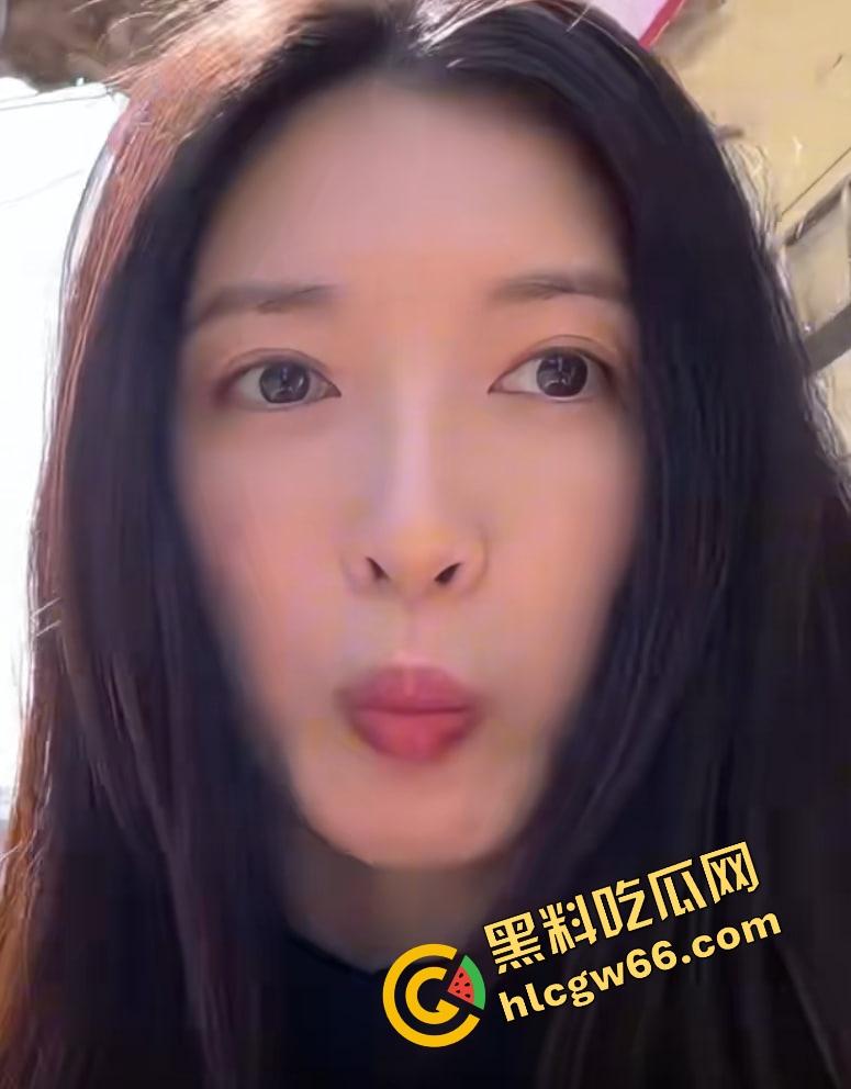 这哥们吃得太好了吧？找了个长得跟江疏影撞脸的美少妇，现场抹油撸管伺候，40来岁还能这么骚！-8