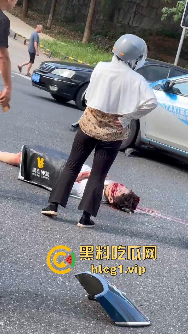 外卖小哥摩托车撞倒女子，女子头破血流浑身抽搐！-9