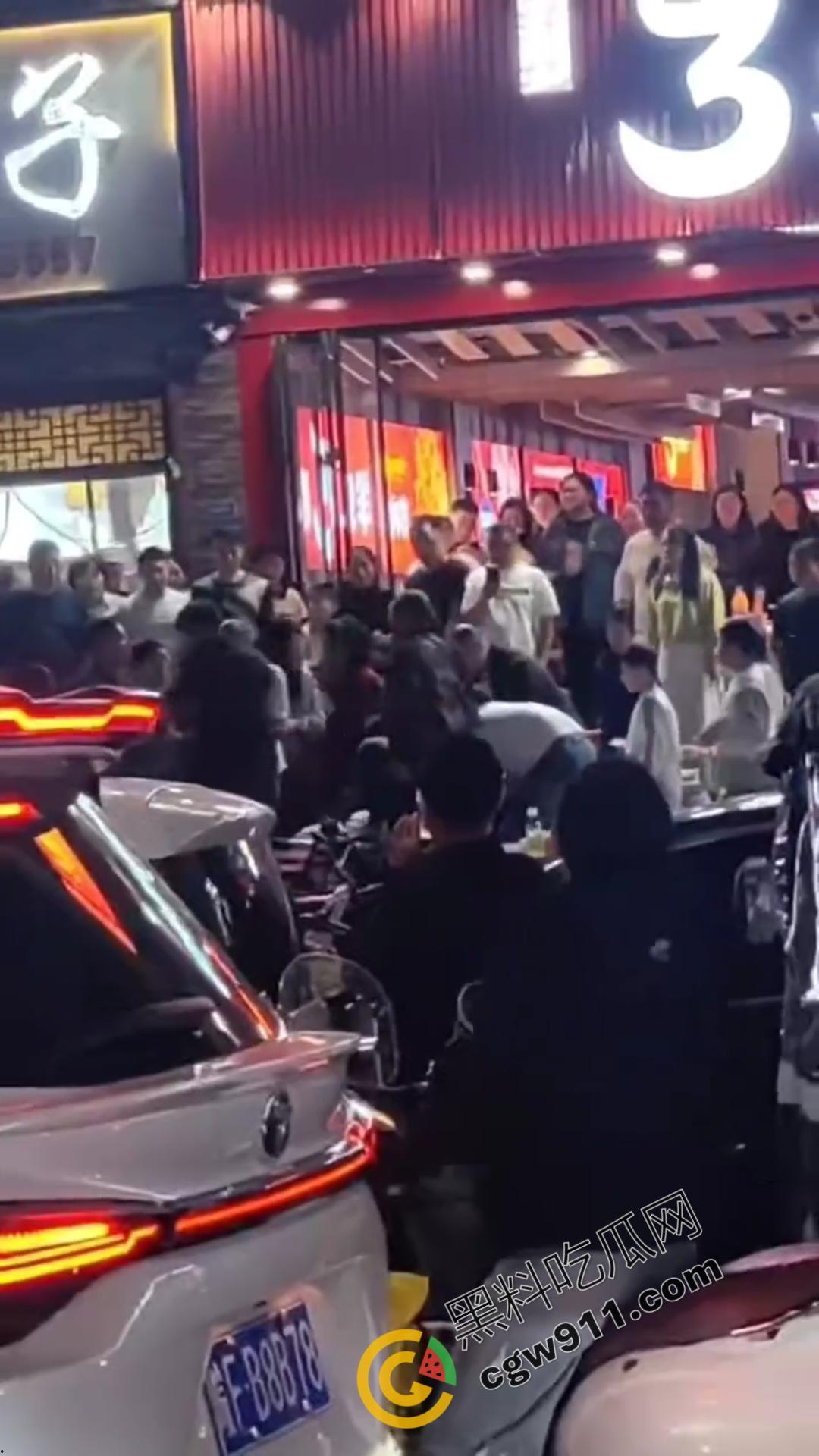 桌边烟雾引发剧烈斗殴！女子情绪失控，拳脚相向，结果被围殴，现场混乱不堪，惨况令人心惊-2