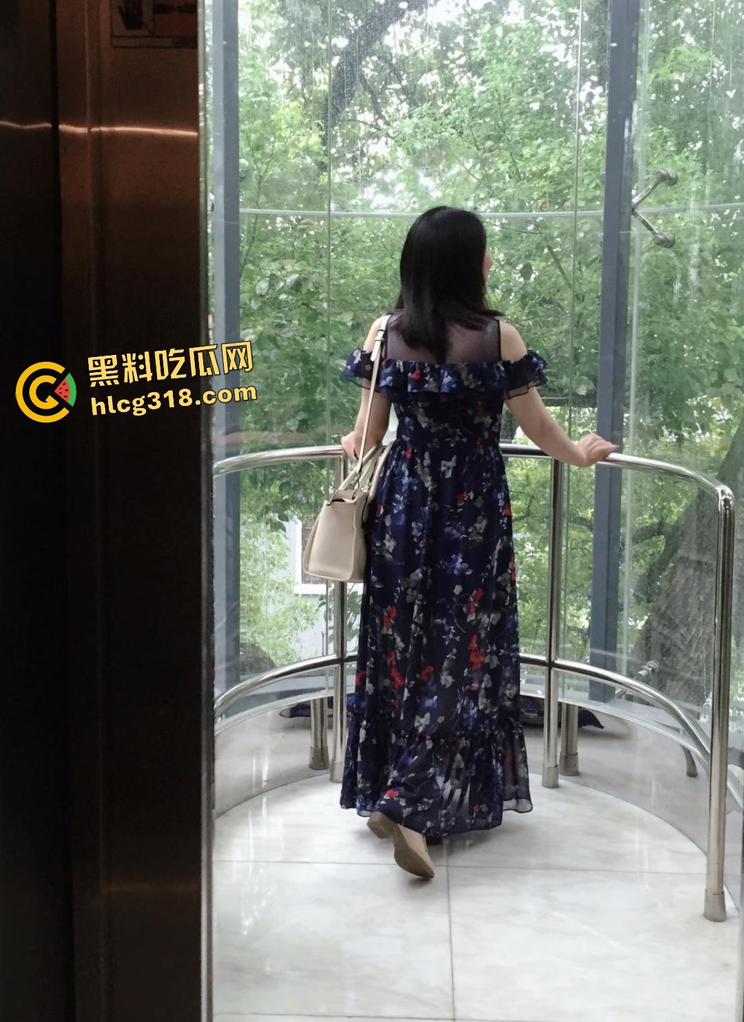 绿帽淫妻背叛“对不起老公我被操了”，两根大鸡巴同时操，帮别人吞精都不帮自己老公吞！-2