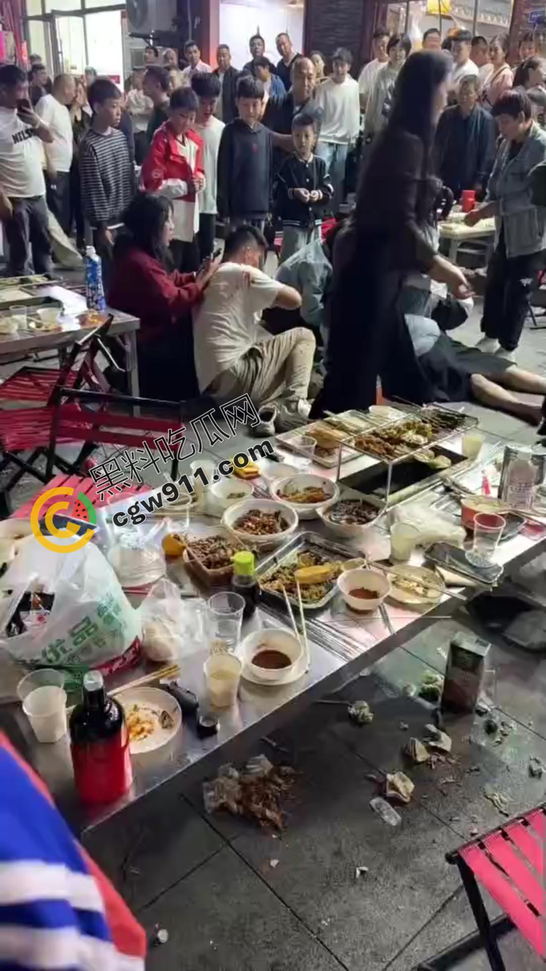桌边烟雾引发剧烈斗殴！女子情绪失控，拳脚相向，结果被围殴，现场混乱不堪，惨况令人心惊-5
