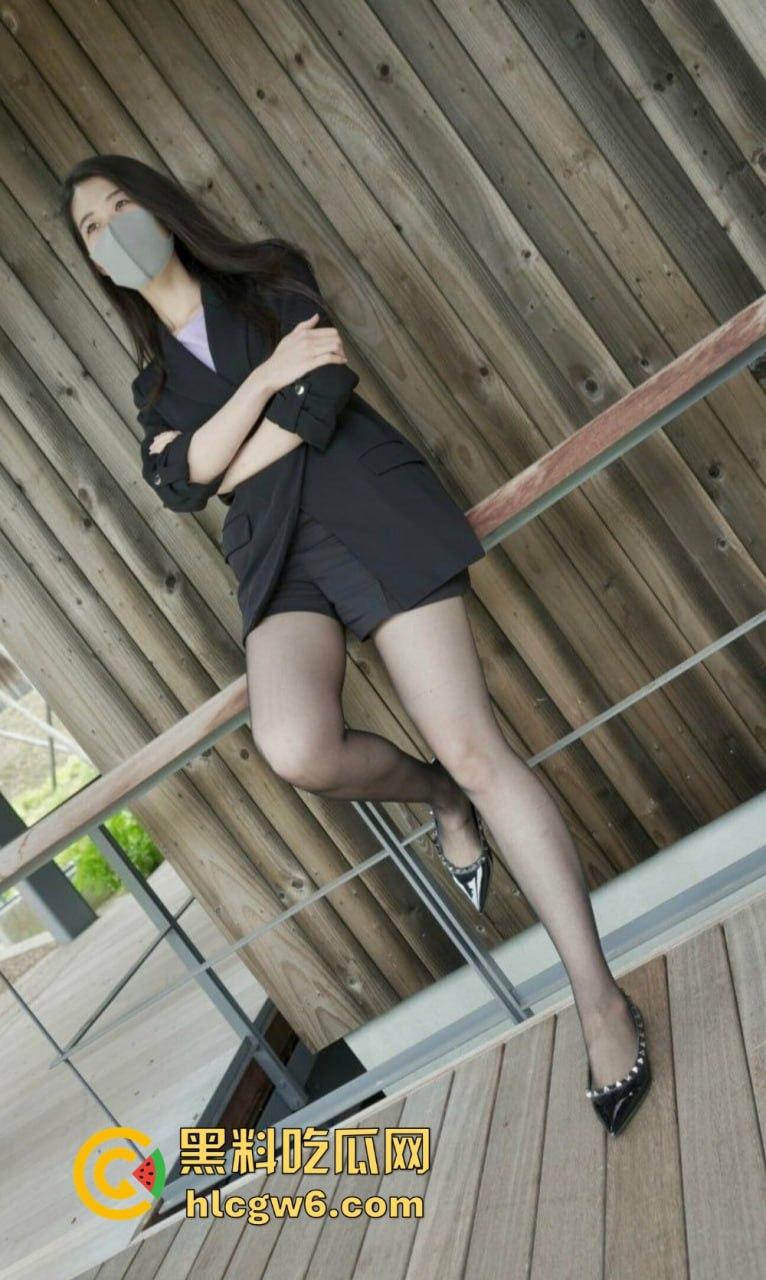 黑丝少妇【米妮】情趣制服姿势解锁！OnlyFans骚浪女王秀美腿，一双黑丝长腿看得人血压飙升，鸡巴直接站满分！-4