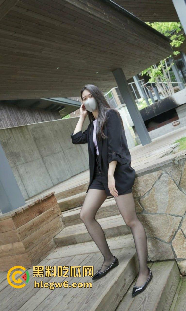 黑丝少妇【米妮】情趣制服姿势解锁！OnlyFans骚浪女王秀美腿，一双黑丝长腿看得人血压飙升，鸡巴直接站满分！-13