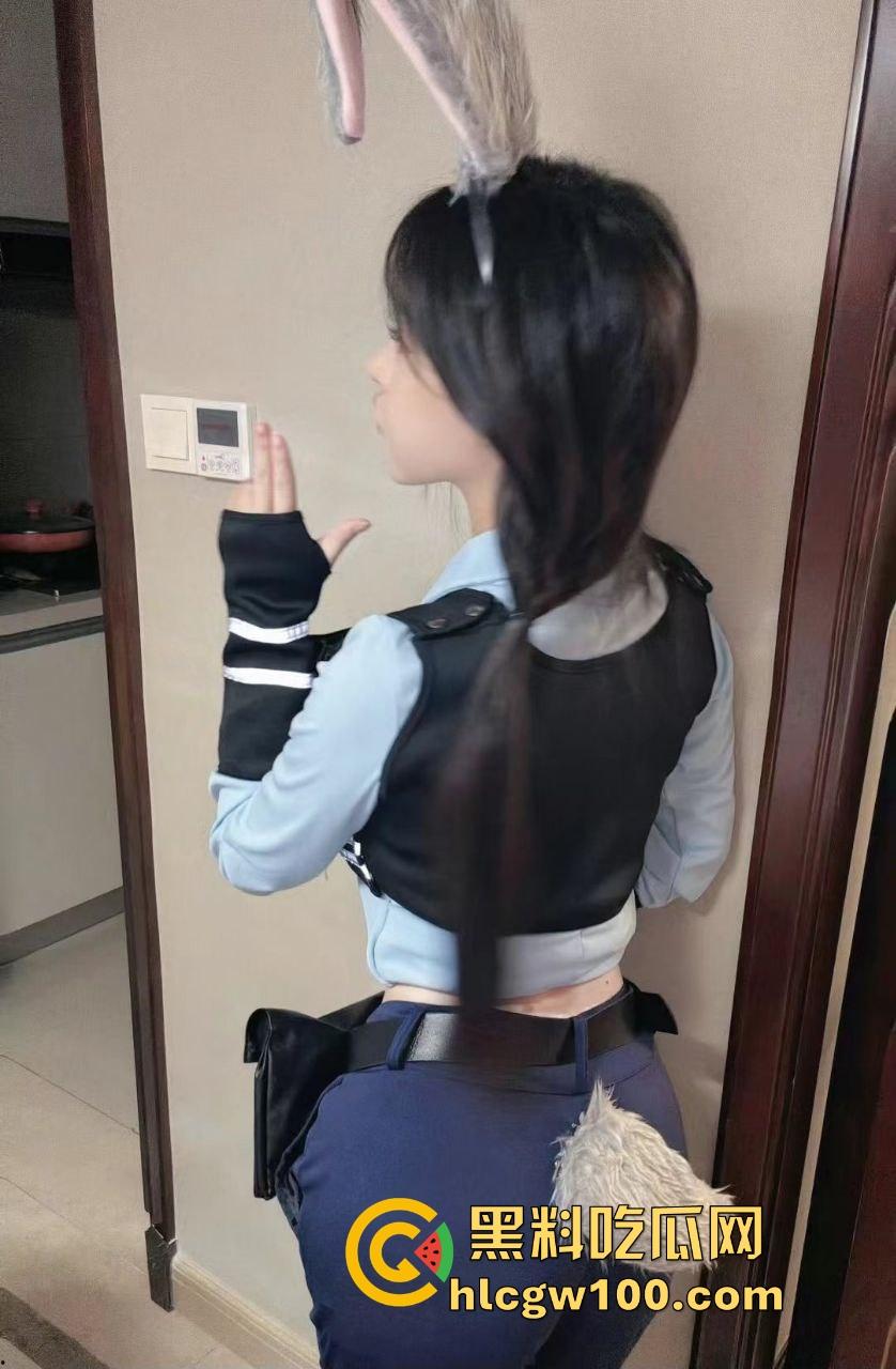 白袜萝莉被大神带进酒店彻底调教，藤条抽到逼红屁肿， 无套爆操射满嫩穴，舔鸡巴展现母狗觉醒！-6