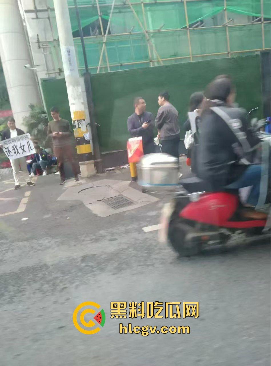 湖北商贸学院女学生校内猝死，学校未通知家属先运遗体！学生拉窗禁看，家属校内维权！-4