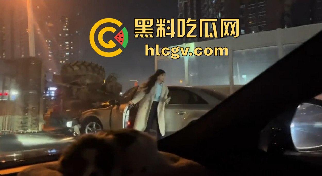 全网疯找风衣奥迪姐！晚风拂黑发，奥迪掀半挂A4稳坐高速，一掀半挂成神作，优雅永不过时！-8