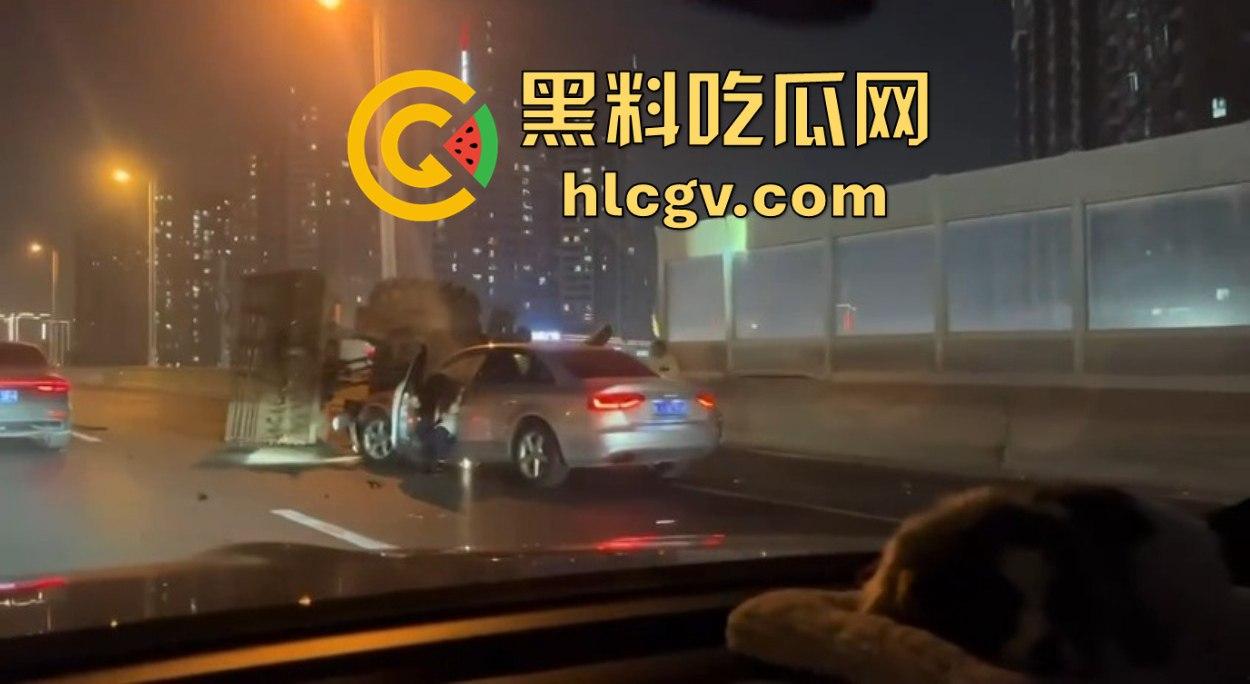 全网疯找风衣奥迪姐！晚风拂黑发，奥迪掀半挂A4稳坐高速，一掀半挂成神作，优雅永不过时！-11