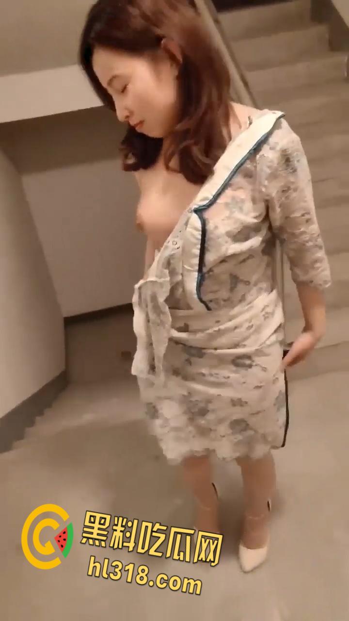 高颜值大四学姐不为人知的一面，在楼梯口玩露出口交，樱桃小嘴不断吞吐，还一边说喜欢吃爸爸的肉棒 ！-5