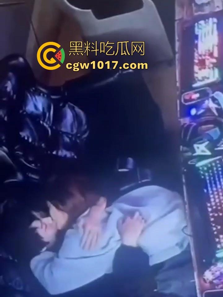 网吧包房年轻情侣打完游戏就在沙发上当场开干？面对摄像头毫无畏惧他人的眼光，年轻人就是会玩！-4