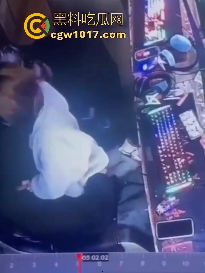 网吧包房年轻情侣打完游戏就在沙发上当场开干？面对摄像头毫无畏惧他人的眼光，年轻人就是会玩！-8