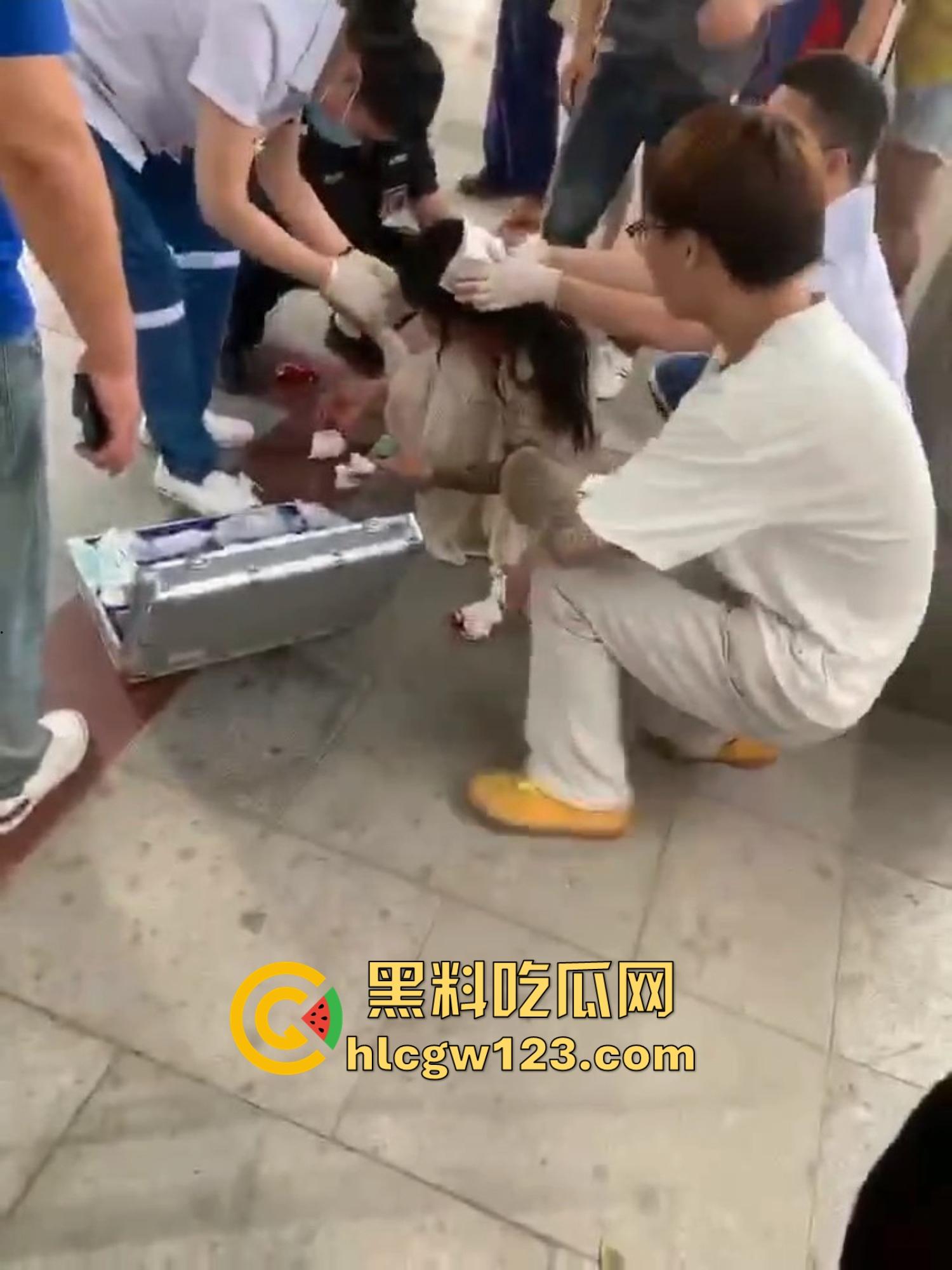 重庆精神小妹街头上演手起刀落，直接拿美工刀往脖子招呼，疯得不是一般狠！-1