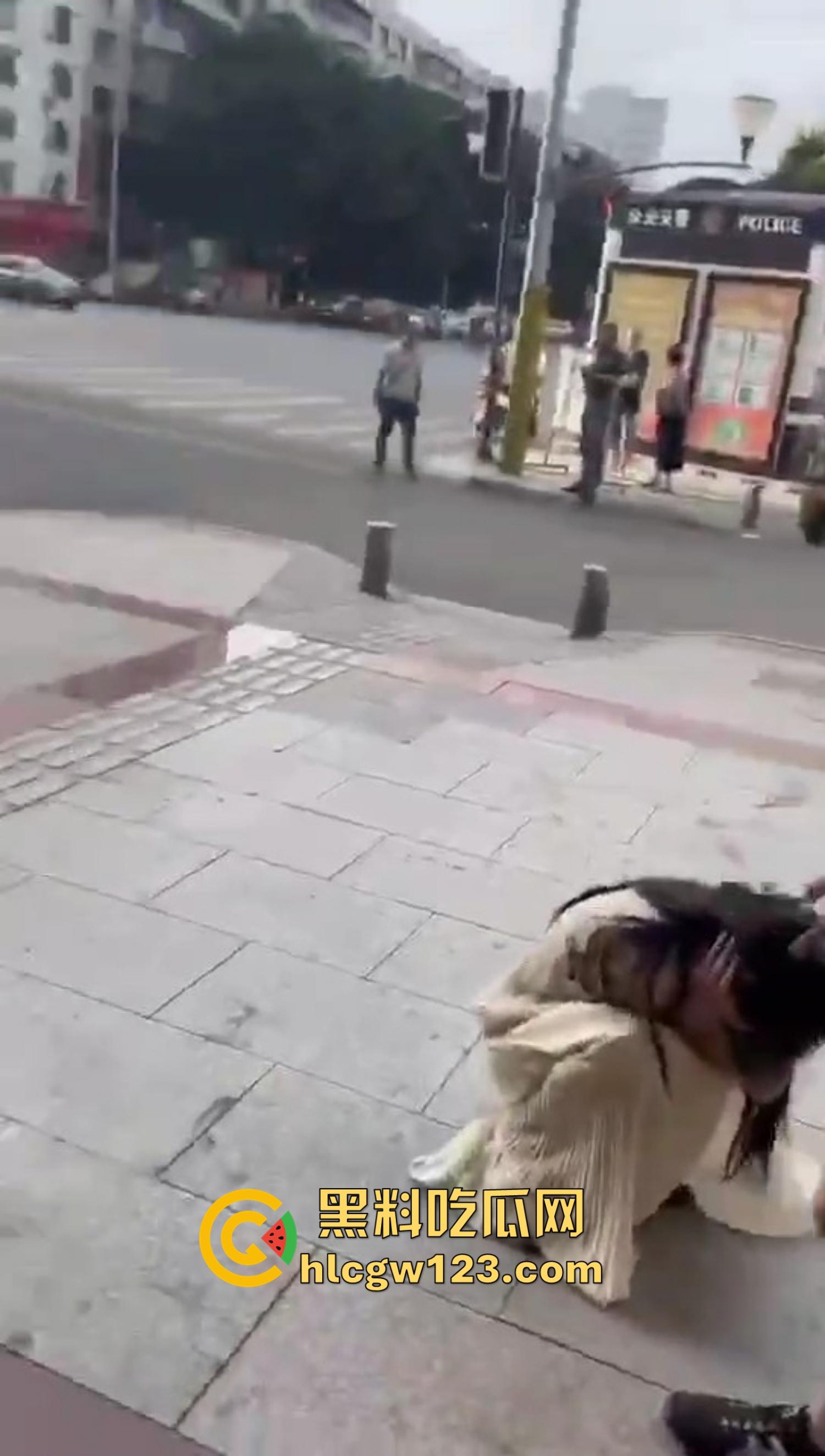 重庆精神小妹街头上演手起刀落，直接拿美工刀往脖子招呼，疯得不是一般狠！-4