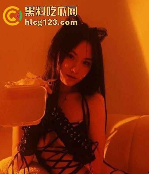 京城富二代带领车模开房大戏！多位女神级车模全裸跪地求操！花式调教让她们高潮迭起，嘴里全是求再操！-2