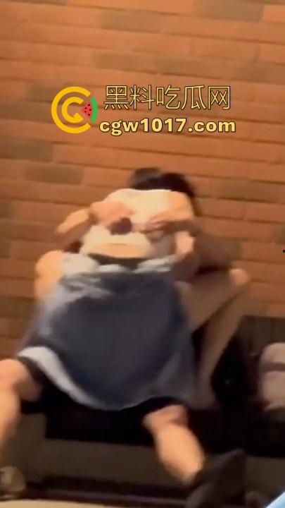 高颜值情侣深夜路边长椅做爱！女方毛巾遮挡跨坐骑乘，丝毫不在意他人眼光，面对偷拍继续摆动取精！-3