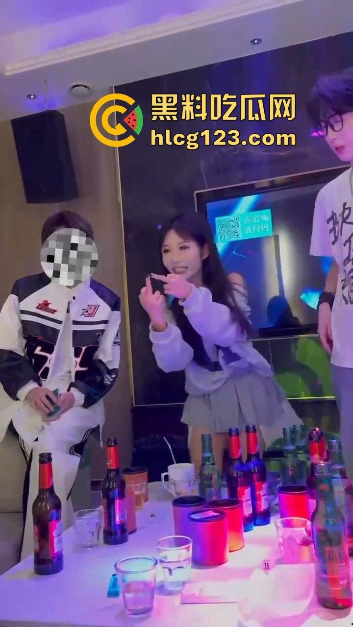 小仙女白天赚大叔的钱，晚上KTV点男模互动，玩得比你想象的更花！-7