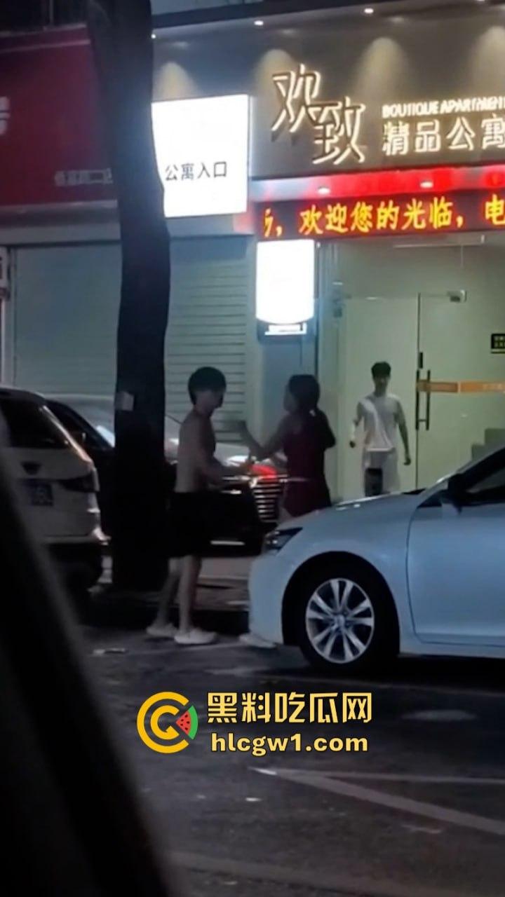 广州清远红衣少女当街强吻赤裸男 倒贴都不要 这货是有多脏？-3