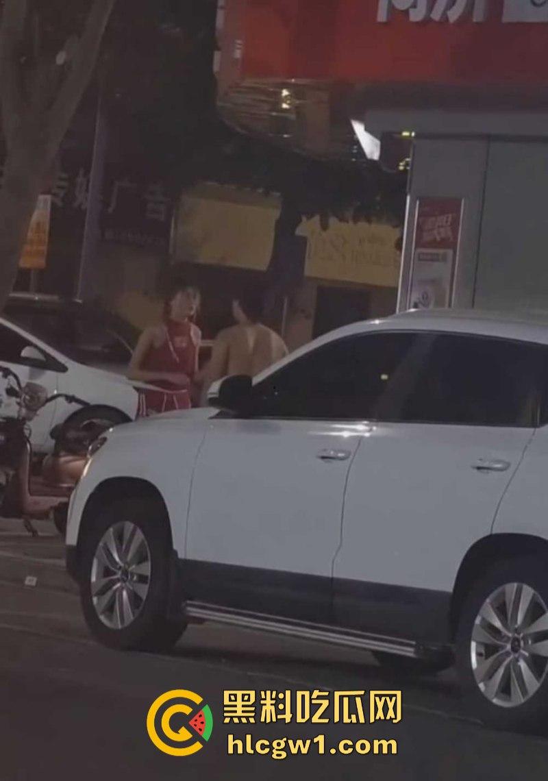 广州清远红衣少女当街强吻赤裸男 倒贴都不要 这货是有多脏？-5