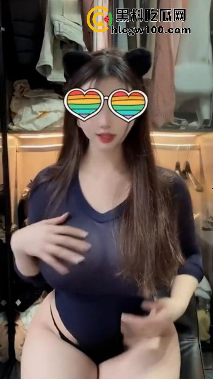 推特顶级高颜爆乳奶牛美少女【兔芙瑞】 巨型吊乳开裆黑丝粉嫩逼   金主1v1定制揉奶福利流出-13