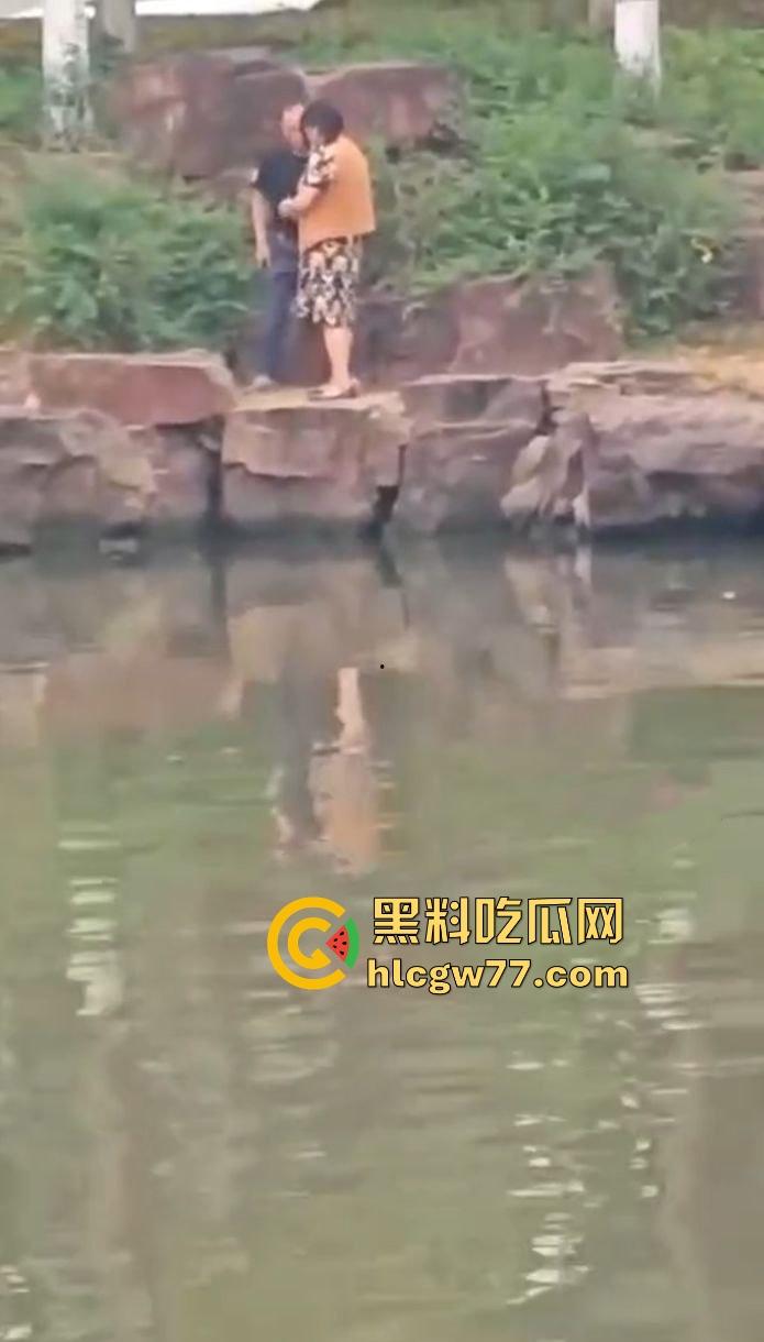 姜还是老的辣 大爷大妈真会玩 来河边偷情 一边做爱 一边看风景 性爱过程被路人全 记录！-3