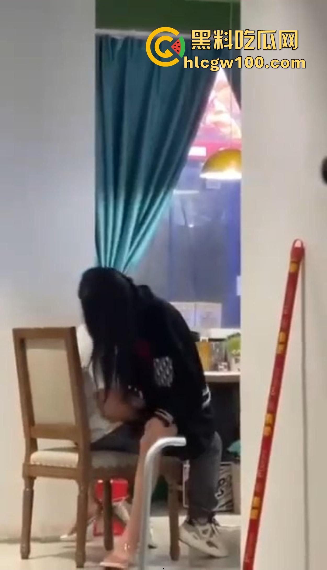 大哥吃饭也要抠B,大厅里极品骚货大长腿一骑逼就湿，大哥当场疯狂抠逼抠得手抽筋，旁边路过的老哥看呆掏出了纸！-6