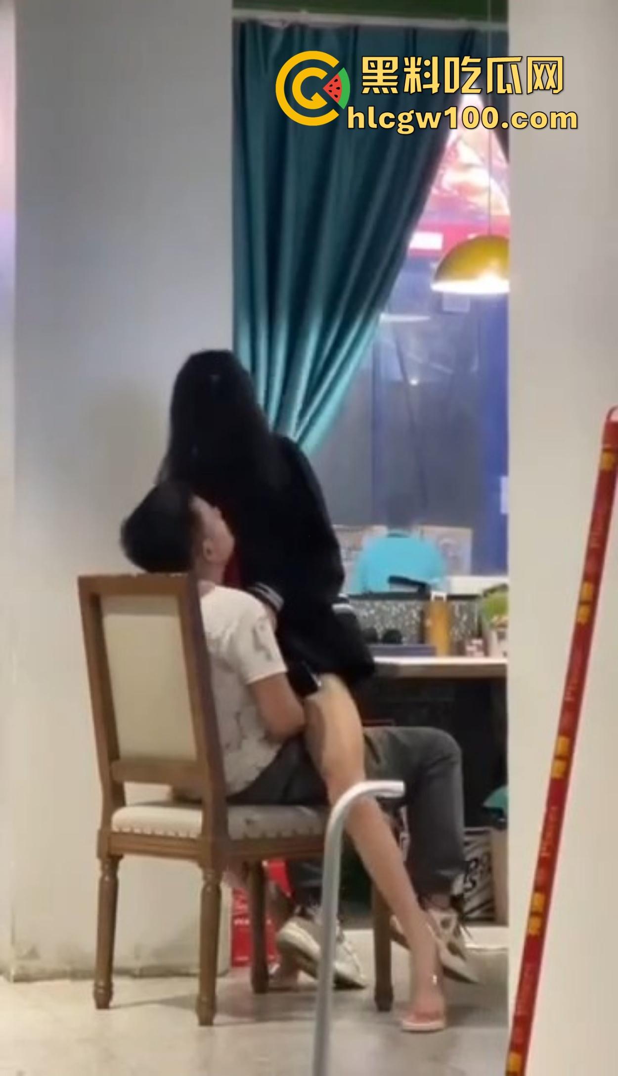 大哥吃饭也要抠B,大厅里极品骚货大长腿一骑逼就湿，大哥当场疯狂抠逼抠得手抽筋，旁边路过的老哥看呆掏出了纸！-8