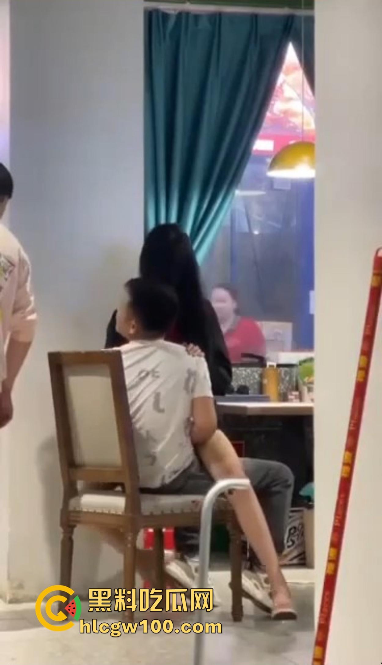 大哥吃饭也要抠B,大厅里极品骚货大长腿一骑逼就湿，大哥当场疯狂抠逼抠得手抽筋，旁边路过的老哥看呆掏出了纸！-12