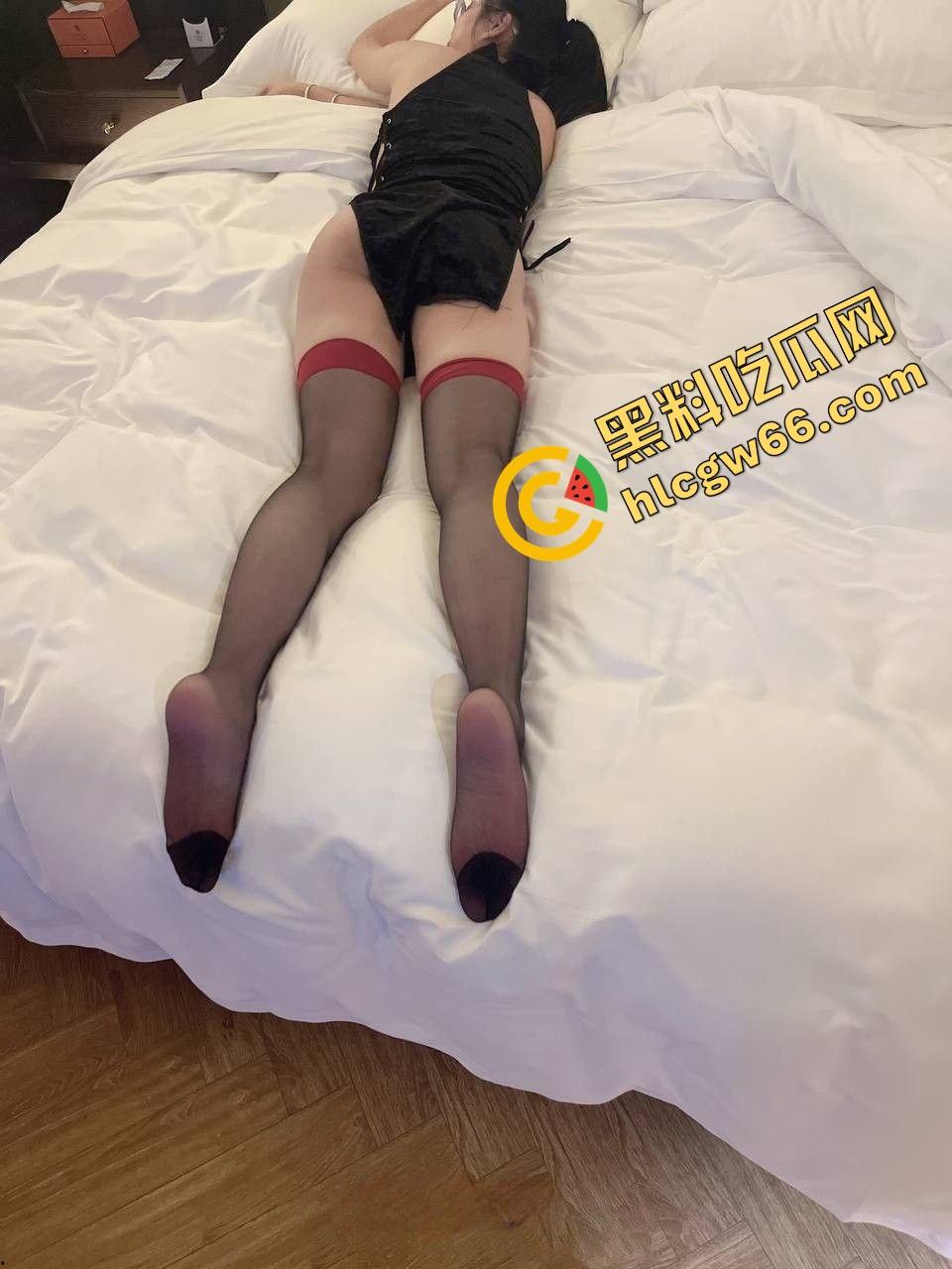 武汉黑丝淫妻『邵黎蒨』让单男爆操到痉挛，绿帽老公当场撸到射，看着自己老婆被干出还点头说真香！-8