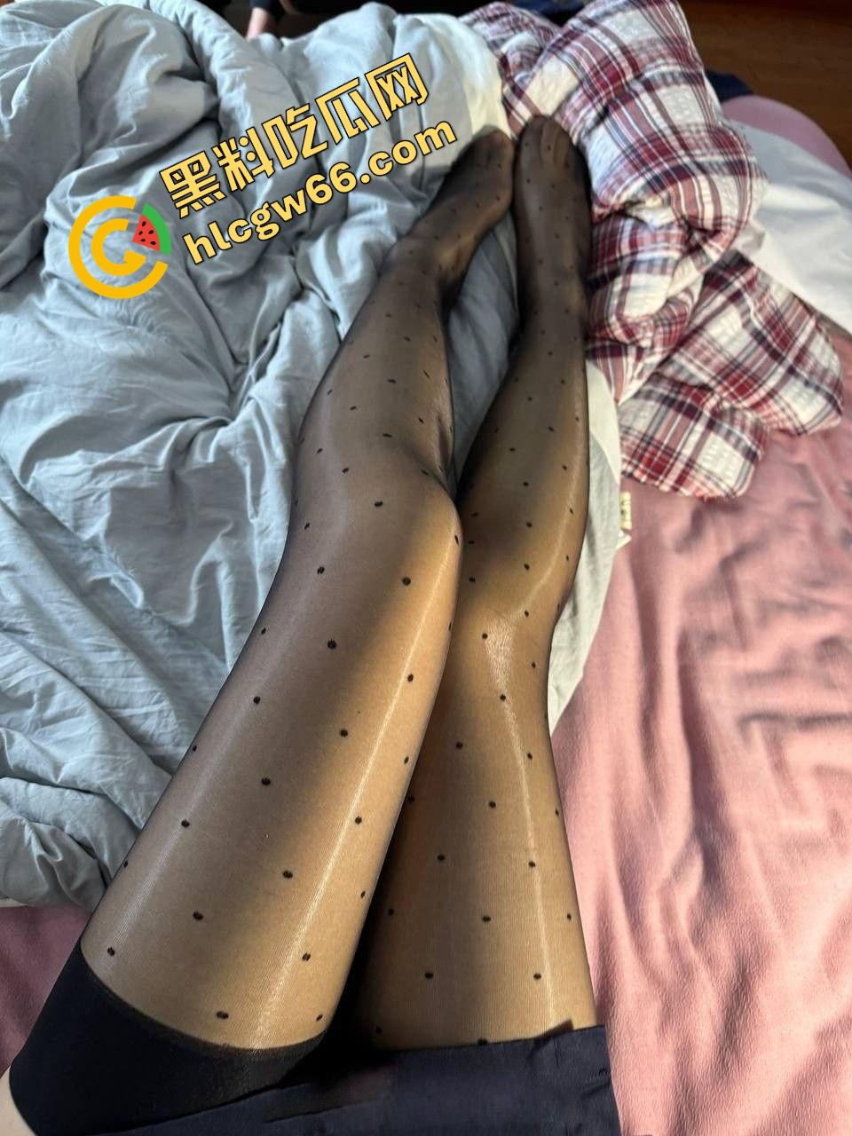 武汉黑丝淫妻『邵黎蒨』让单男爆操到痉挛，绿帽老公当场撸到射，看着自己老婆被干出还点头说真香！-14