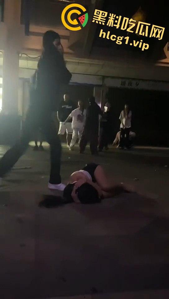 精神小妹吵架上演真狠人！一瓶爆头不解气，举起锤子还要补刀！-2