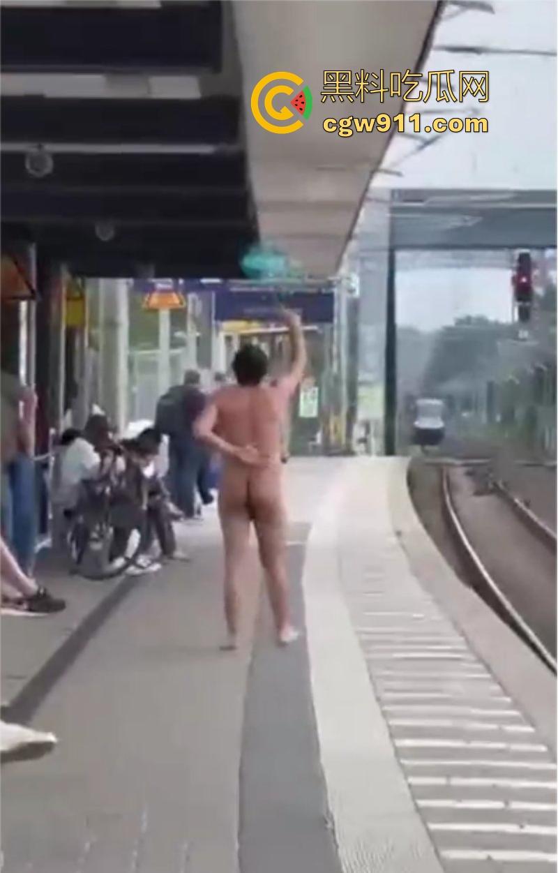 海外男子站台裸奔自杀，下定决心跳轨被火车碾压，身体碎片散落满地，画面血腥胆小勿入！-2