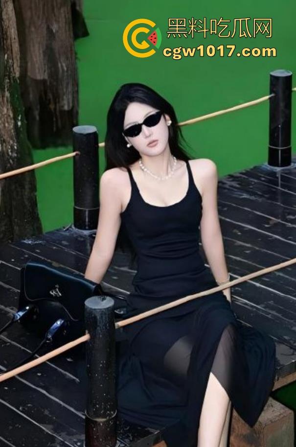 成都顶级小美【郑颖】约炮视频曝光，钟爱深喉口交女骚逼，性爱第一件事先舔屌，技术骚到堪比专业AV女优！-1