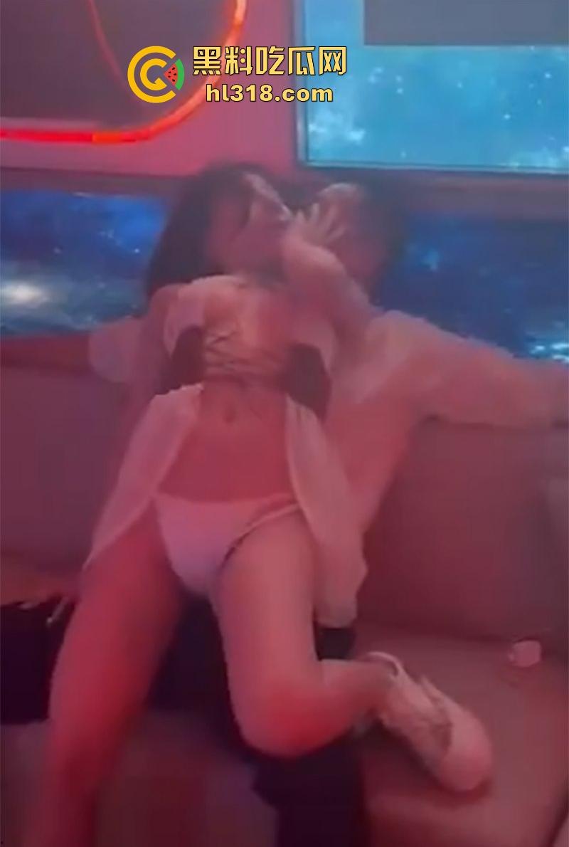 淫男乱女醉态撩人，薄纱裙下曲线毕露，纸醉金迷 KTV里性感女神全裸搔首弄姿,小穴被扣弄的淫水狂喷！-7