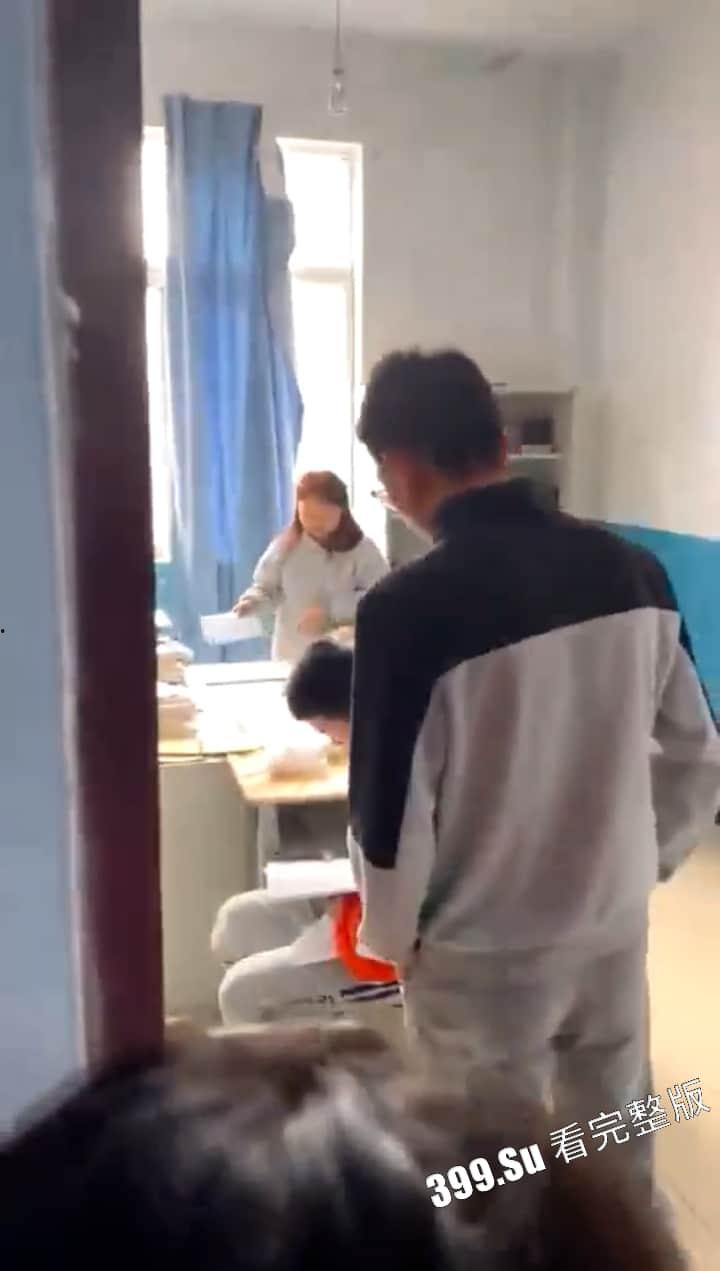 云南昆明某体育生学校 办公室做爱被发现 老师现场抓包 场面尴尬至极！-3